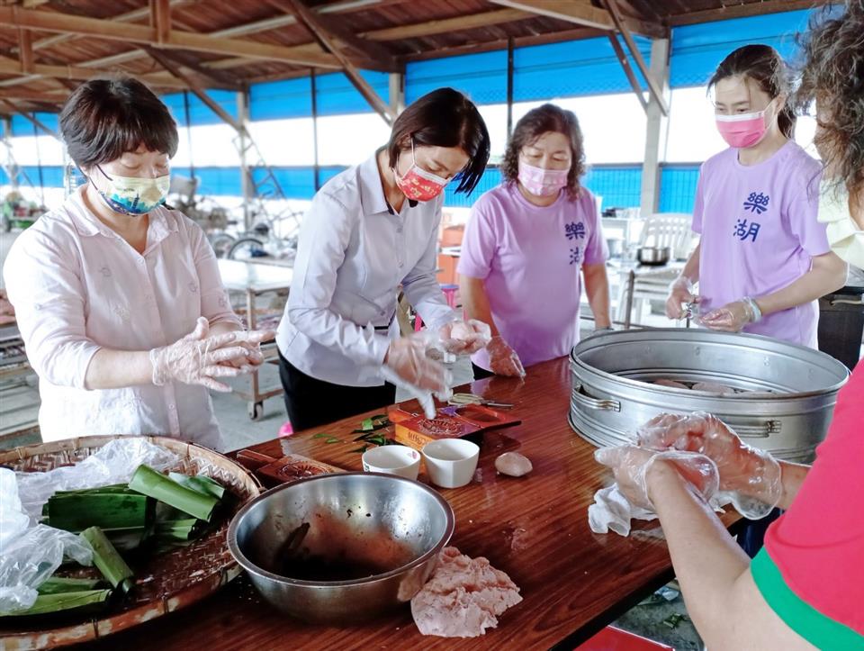 04月份鎮政活動剪影1110423福安宮媽祖生，祝壽活動，黃鎮長親手製作紅龜糕